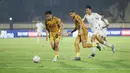 <p>Pemain Bhayangkara FC, Dendi Sulistyawan (kiri) bersiap melapaskan tendangan ke gawang Madura United pada laga pekan ke-27 BRI Liga 1 2023/2024 di Stadion STIK, Jakarta Selatan, Jumat (1/3/2024). (Bola.com/M Iqbal Ichsan)</p>