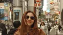 Aaliyah tampil serba coklat mengenakan atasan knit dipadukan inner coklat lebih tua dan celana panjang warna senada. Ia membawa tas Miu Miu warna coklat. Dilengkapi dengan kacamata hitamnya.[@aaliyah.massaid]