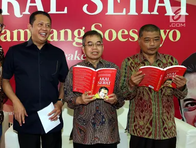 Ketua DPR RI Bambang Soesatyo (dua kiri) saat meluncurkan bukunya yang berjudul 'Akal Sehat' bersama Staf Khusus Dewan Pengarah BPIP Romo Benny Susetyo (kanan) dan cendekiawan muda Yudi Latief (dua kanan) di Posko Bamsoet, Menteng, Jakarta, Rabu (28/8/2019). (Liputan6.com/JohanTallo)