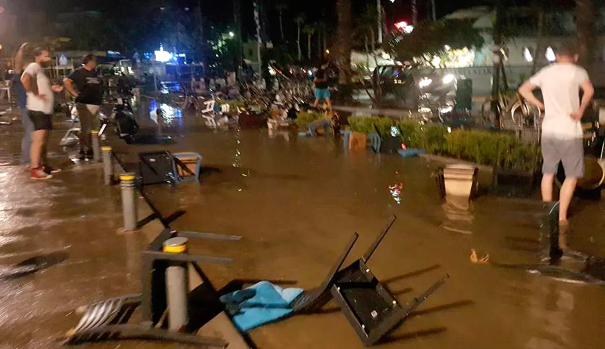 Keadaan jalanan yang rusak dan tergenang air setelah gempa 6,7 SR mengguncang  Pulau Kos di Yunani, Jumat (21/7). Sebanyak dua orang tewas dan sedikitnya 70 orang terluka dirawat di rumah sakit. (Sander van Deventer via AP)