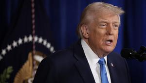 Presiden Donald Trump berbicara kepada media selama konferensi pers di klub Mar-a-Lago miliknya pada 3 Januari 2026, di Palm Beach, Florida. (Joe Raedle/Getty Images via AFP)