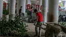 Para pekerja sedang menyelesaikan pembangunan Taman Aktif of Klender, Jakarta, Senin (22/9/2014) (Liputan6.com/Faizal Fanani)