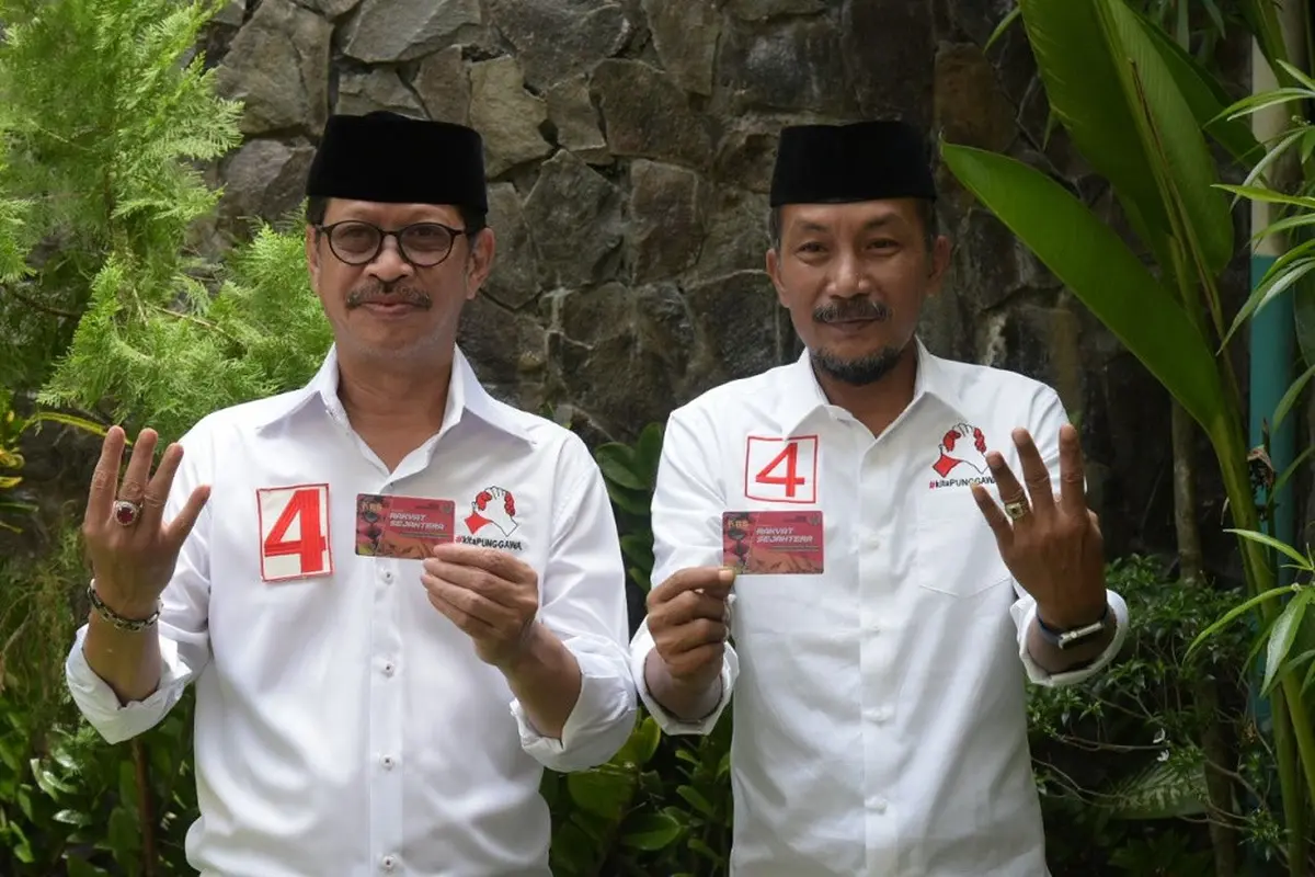 Paslon Ichsan Yasin Limpo-Andi Mudzakkar tebar Kartu Rakyat Sejahtera (KRS) untuk Emak-emak dan Petani di Sulsel (Liputan6.com/ Eka Hakim)