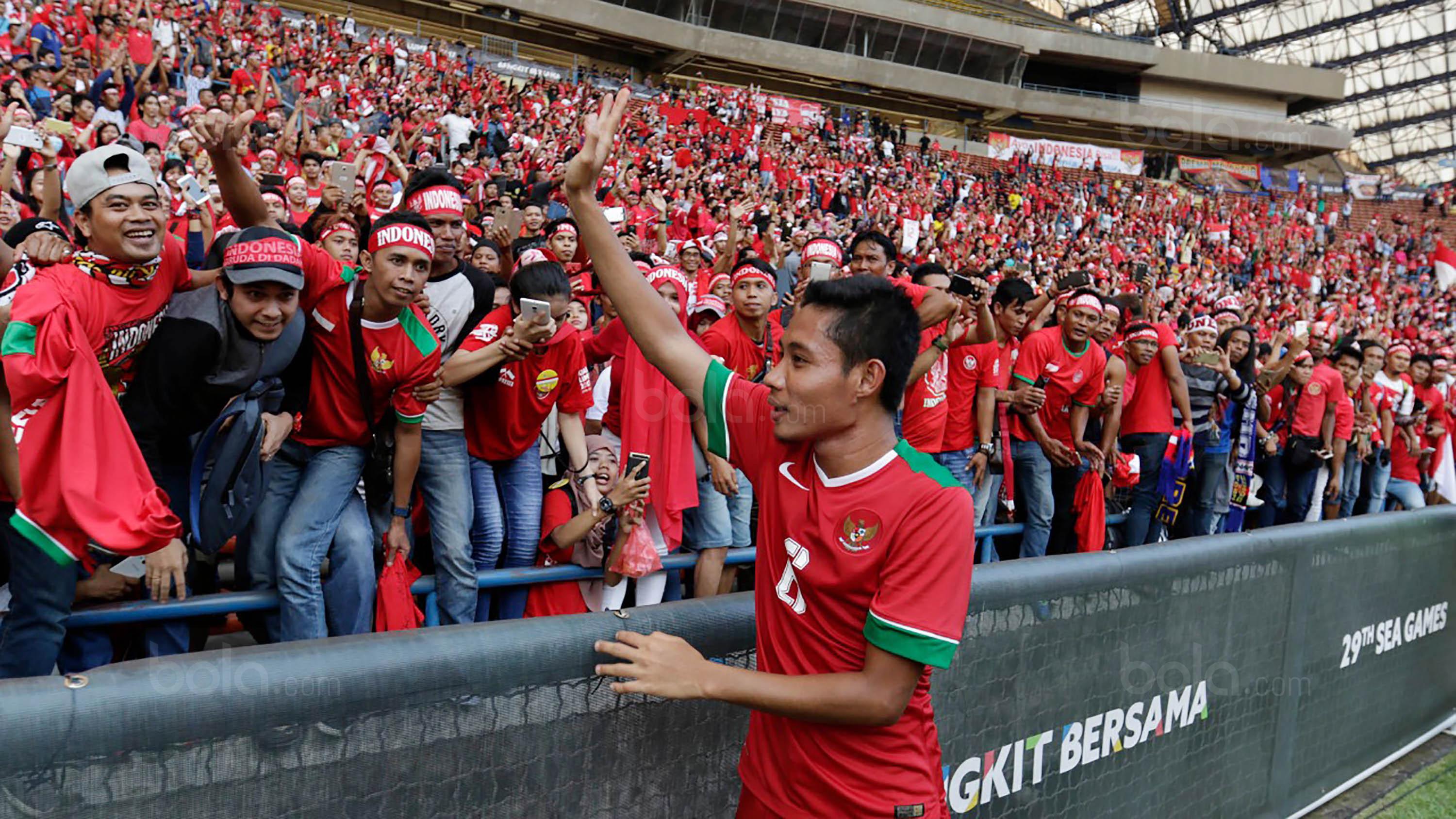 Gelandang Timnas Indonesia, Evan Dimas, menyapa suporter usai laga melawan Kamboja di Stadion Shah Alam, Selangor, Kamis, (24/8/2017). Indonesia menang 2-0 atas Kamboja. (Bola.com/Vitalis Yogi Trisna)