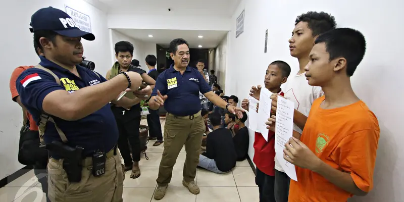 20151018-Polda Metro Jaya Didatangi Ratusan Orang Tua yang Anaknya Bikin Onar-Jakarta
