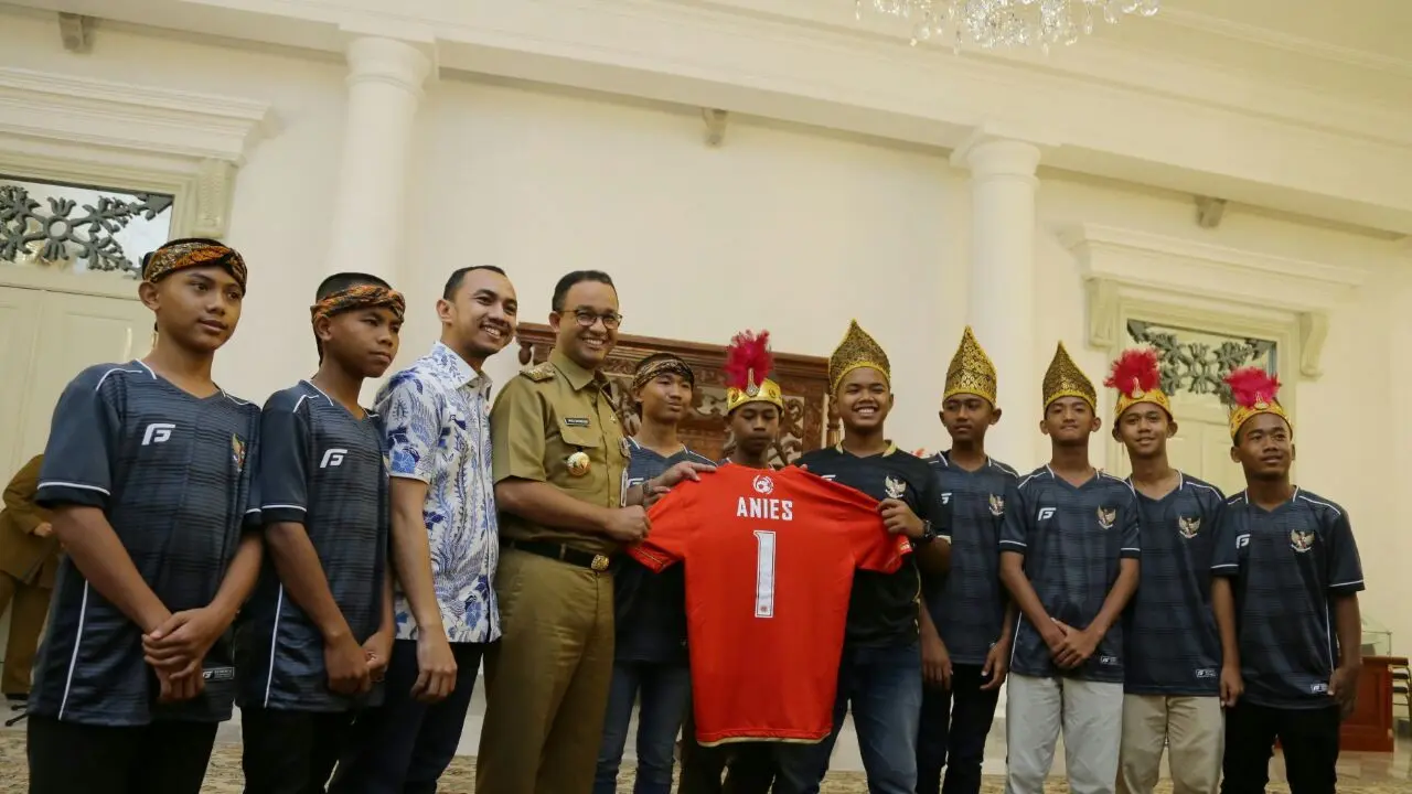 Anies Baswedan bersama para pemain yang akan terjun di Piala Dunia Anak Jalanan 2018