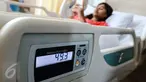 Angka 49,3 kg di tempat tidur pasien menunjukkan berat badan pasien saat di tempat tidur Rumah Sakit Royal Progress Sunter, Jakarta, Kamis (28/7). Fasilitas itubmerupakan rawat inap executive level yang disediakan rumah sakit. (Liputan6.com/Fery Pradolo)