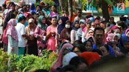 Antrean sejumlah warga untuk membeli sembako murah di RPTRA Alur Dahlia, Tegal Alur, Jakarta Barat, Selasa (21/5/2019). PT Asabri (Persero) menjual sebanyak 3 ribu sembako seharga Rp 10 ribu kepada masyarakat sekitar. (Liputan6.com/Johan Tallo)
