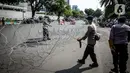 Polisi memasang kawat berduri saat aksi solidaritas untuk rakyat Palestina di Depan Kedutaan Besar Amerika Serikat, Jakarta (18/5/2021). Massa mengutuk dan mengecam keras kekerasan yang dilakukan Israel atas Palestina. (Liputan6.com/Faizal Fanani)