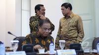Menko Polhukam, Tedjo Edhy Purdijatno berbincang dengan Jaksa Agung, HM Prasetyo saat menunggu dimulainya ratas yang membahas sektor kelautan dan perikanan di Kantor Istana Kepresidenan, Jakarta, Senin (13/4/2015). (Liputan6.com/Faizal Fanani)
