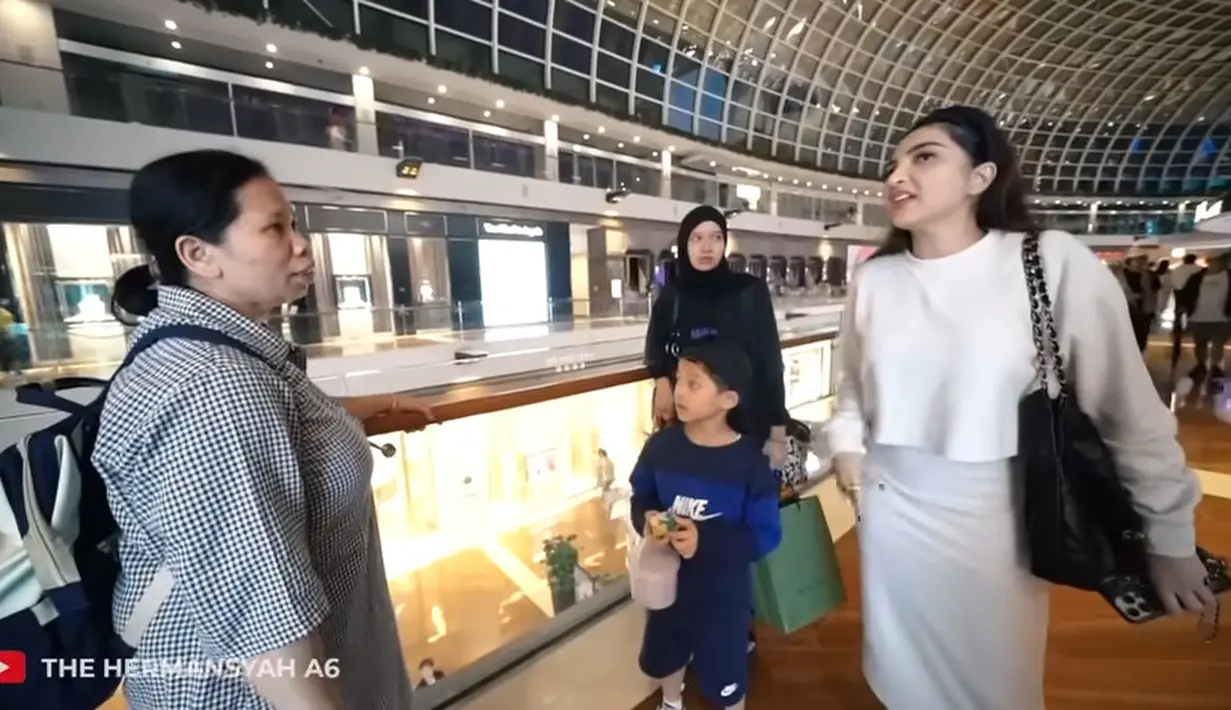 "Nungguin depan toilet, Alhamdulillah lah. Tapi empat jam dia hilang. Pasti dia nangis tuh" kata Ashanty. Momen Uteng kembali bersama rombongan setelah empat jam hilang di Marina Bay Sands Singapore. [Youtube/The Hermansyah A6]