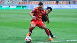 Pemain Persija Jakarta, Alaaeddine Ajaraie, berebut bola dengan pemain Borneo FC Samarinda, Alfarezzi Buffon, dalam laga pekan ke-24 BRI Super League di Jakarta International Stadium (JIS), Selasa (3/3/2026). (Bola.com/M Iqbal Ichsan)