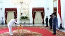 Presiden Joko Widodo saat melantik Wakil Gubernur DKI Jakarta Ahmad Riza Patria di Istana Negara, Jakarta, Rabu (15/4/2020). Riza dilantik berdasarkan Keppres Nomor 40/P Tahun 2020 tentang Pengesahan Pengangkatan Wagub DKI Jakarta sisa masa jabatan 2017-2022. (Biro Pers Kepresidenan)