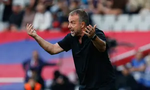 Kartu merah itu menyebabkan Hansi Flick dipastikan tidak akan mendampingi Barcelona saat menghadapi Real Madrid dalam duel panas El Clasico pada lanjutan La Liga 2025/2026 akhir pekan depan. (AP Photo/Joan Monfort)