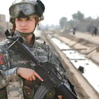 Tampil modis dan tangguh bisa kamu dapatkan dengan tampilan ala militer.