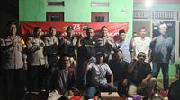 Kasat Samapta Polres Metro Depok, Kompol Hendra menyambangi warga RW2 Kelurahan Pondok Jaya, Kecamatan Cipayung, Kota Depok. (Liputan6.com/Dicky Agung Prihanto)