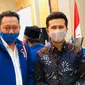 Sekretaris DPC Demokrat Kabupaten Kediri  M Zaini bersama Emil Dardak. (Dian Kurniawan/Liputan6.com).