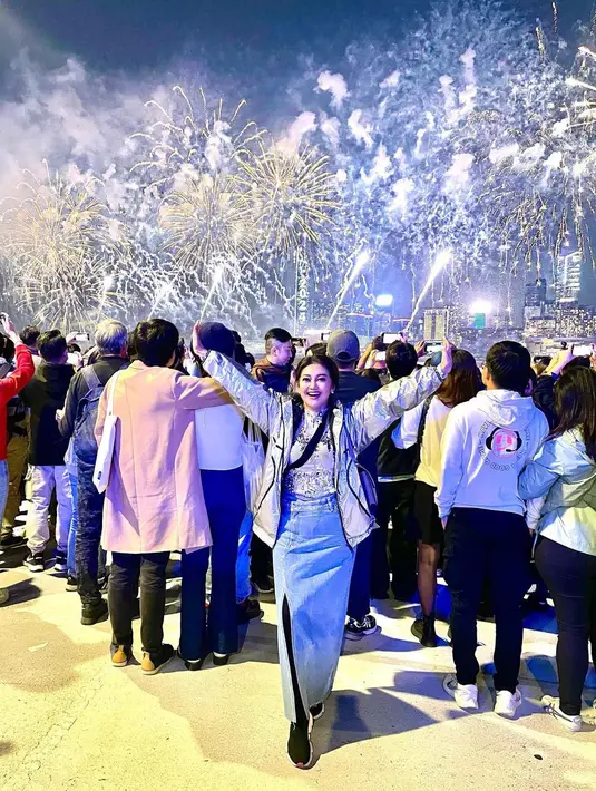 Bella Saphira tampil kece saat rayakan Tahun Baru 2024 di HongKong. Ia memadukan top, jaket, dan denim maxi skirt. [@bellasaphiraofficial]