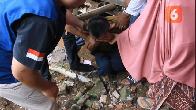 Kakak beradik menderita gangguan kejiwaan di Sukabumi, diisolasi oleh keluarga ke dalam bekas kandang kambing (Liputan6.com/Fira Syahrin).
