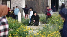 Warga Palestina mengunjungi makam kerabatnya usai melaksanakan salat Idul Fitri 1446 Hijriah di kamp Nuseirat, Jalur Gaza tengah pada 30 Maret 2025. (Eyad BABA/AFP)