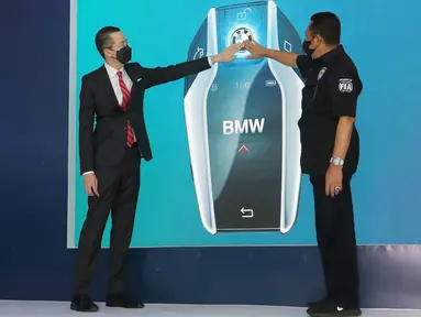 (ki-ka) President Director BMW Group Indonesia Ramesh Divyanathan dan Ketua MPR RI sekaligus Ketua Umum IMI Bambang Soesatyo menekan tombol pada pembukaan BMW Ultima yang merupakan fasilitas perbaikan dan pengecatan BMW dan MINI di Tangerang Selatan, Rabu (16/03/2022). (Liputan6.com/Fery Pradolo) 