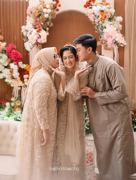 5.  Dalam suasana yang penuh syukur dan doa, Ochi sempat meneteskan air mata haru. Prosesi ini menjadi salah satu momen berkesan menjelang pernikahannya, di mana ia merasakan kehangatan serta dukungan penuh dari keluarga dan orang-orang terkasih.