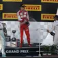 Pebalap Mercedes Lewis Hamilton merayakan kemenangannya pada ajang Formula 1 GP Jepang di Sirkuit Suzuka, Minggu (27/9/2015). (Liputan6.com/REUTERS/Toru Hanai)