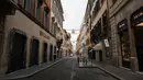 Sejumlah toko di Via dei Condotti terpantau tutup, Roma, Italia, 24 Desember 2020. Italia meminta restoran dan bar untuk tutup pada pukul 18.00 waktu setempat. (Xinhua/Cheng Tingting)