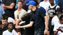 Conte pun ingin melepaskan tangannya dari genggaman Thomas Tuchel untuk menghampiri para pemain di lapangan. Namun genggaman Tuchel terlihat sangat erat sehingga Conte tidak dapat melepaskan tangannya. (AFP/Glyn Kirk)