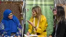 Ratu Maxima juga berkesempatan untuk belajar dan mencoba membatik secara langsung. Tampak dalam foto, Ratu Maxima dari Belanda (tengah), dalam kapasitasnya sebagai Advokat Khusus Sekretaris Jenderal PBB untuk Keuangan Inklusif untuk Pembangunan (UNSGSA), berbincang dengan seorang seniman batik (kiri) di Kampung Batik Laweyan, Surakarta, Jawa Tengah, pada Selasa 25 November 2025. (DEVI RAHMAN/AFP)