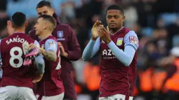 Striker Aston Villa, Leon Bailey memberi applaus kepada para fans setelah berakhirnya laga Liga Inggris 2022/2023 menghadapi Manchester United di Villa Park, Birmingham (6/11/2022). Leon Bailey yang didatangkan dari Bayer Leverkusen pada awal musim 2021/2022 hingga kini telah mencetak 4 gol dan 3 assist bagi Aston Villa dari 29 laga di Liga Inggris 2022/2023. (AFP/Geoff Caddick)