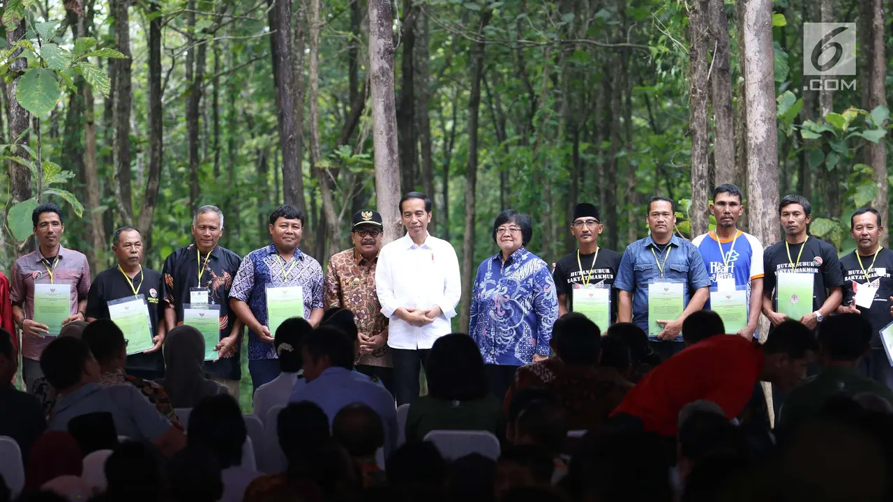Jokowi Berikan SK IPHPS ke Petani Jawa Timur