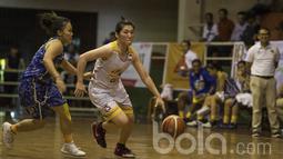 Pebasket Surabaya Fever, Henny Sutjiono, berusaha melewati pebasket Merpati Bali pada laga semifinal Sahabat Cup 2017 di GOR Sahabat Semarang, Jawa Tengah, Jumat (21/4/2017). Merpati kalah 55-67 dari Fever. (Bola.com/Vitalis Yogi Trisna)