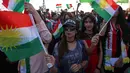 Sejumlah wanita Kurdi Irak berkumpul sambil melambai-lambaikan bendera Kurdi di Arbil, Irak utara (13/9). Referendum tersebut nantinya akan menentukan apakah mereka akan tetap tergabung dalam negara Irak atau menjadi negara sendiri.(AFP Photo/SAfim Hamed)