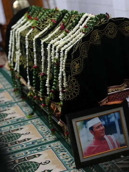 Selain K.H. Rahatib, ikrar dua kalimat Syahadat itu juga disaksikan oleh ribuan umat Islam. Kembalinya memeluk Islam, membuat orang tuanya merasa senang. Bahkan orang tuanya seperti menemukan anaknya yang telah hilang. (Adrian Putra/Bintang.com)
