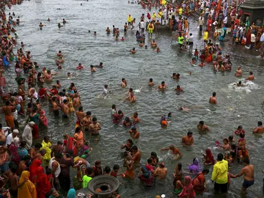Umat Hindu berdoa sambil berdiri di sungai Godavari selama Festival Pitcher di Nashik, India, (28/8/2015). Ratusan ribu umat Hindu mengambil bagian dalam perayaan keagamaan yang diadakan setiap 12 tahun sekali. (REUTERS/Danish Siddiqui)