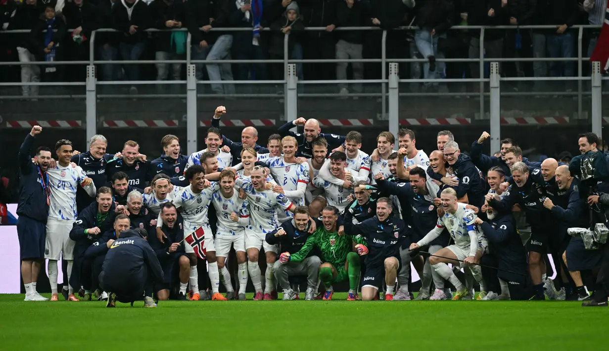 Ia  mengemas 16 gol dari delapan pertandingan sepanjang babak kualifikasi. Ia unggul delapan gol dari Marko Arnautovic (Austria), Harry Kane (Inggris), dan Memphis Depay (Belanda). Tampak dalam foto, Timnas Norwegia merayakan kemenangan di akhir pertandingan kualifikasi Piala Dunia 2026 zona Eropa melawan Italia, di Stadion San Siro, Milan, pada 16 November 2025. (Stefano RELLANDINI/AFP)