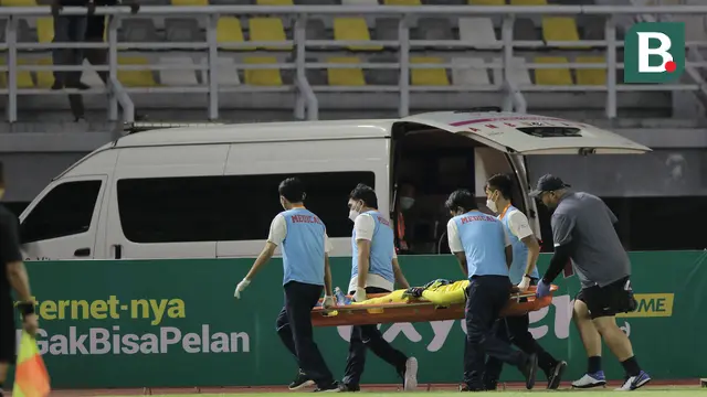 Foto: Momen Tegang dan Mencekam saat Kiper Timnas Indonesia U-20 Cahya Supriadi Alami Cedera dan Ditandu Menuju Ambulans