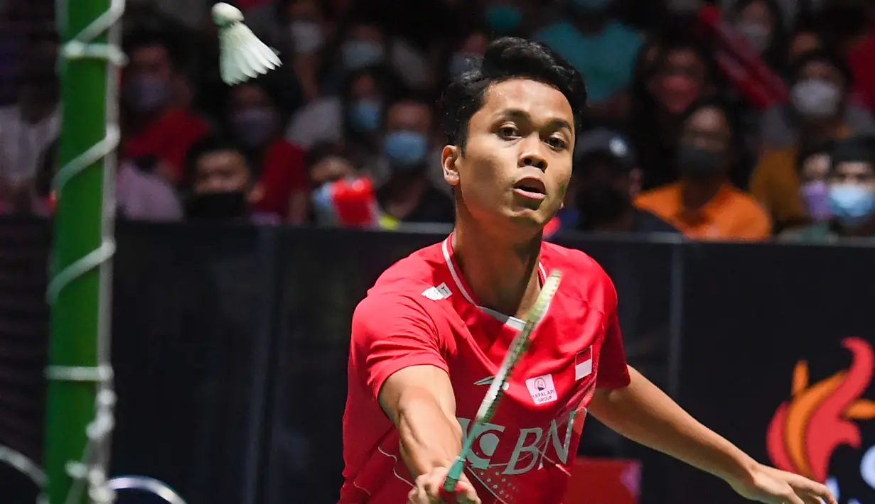 Di game pertama, Anthony Sinisuka Ginting unggul jauh 11-5 saat interval. Perlahan Kodai Naraoka mampu mengimbangi permainan Anthony Sinisuka Ginting hingga akhirnya mampu memaksa skor 20-20. Berkat ketenangannya, Anthony Sinisuka Ginting mampu menutup game pertama dengan 23-21. (AFP/Roslan Rahman)