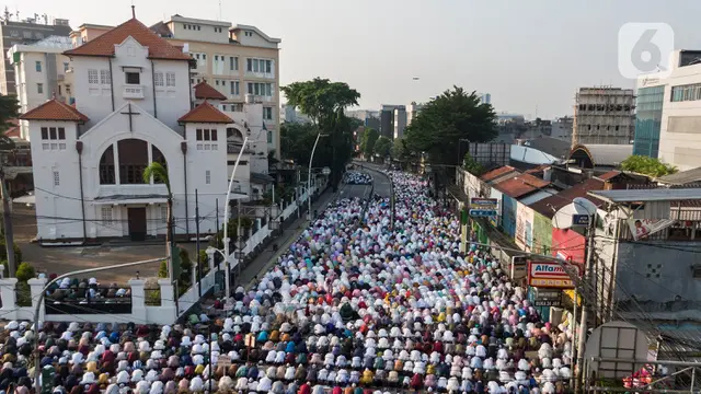 Ribuan Umat Muslim Laksanakan Sholat Idul Fitri di Jatinegara