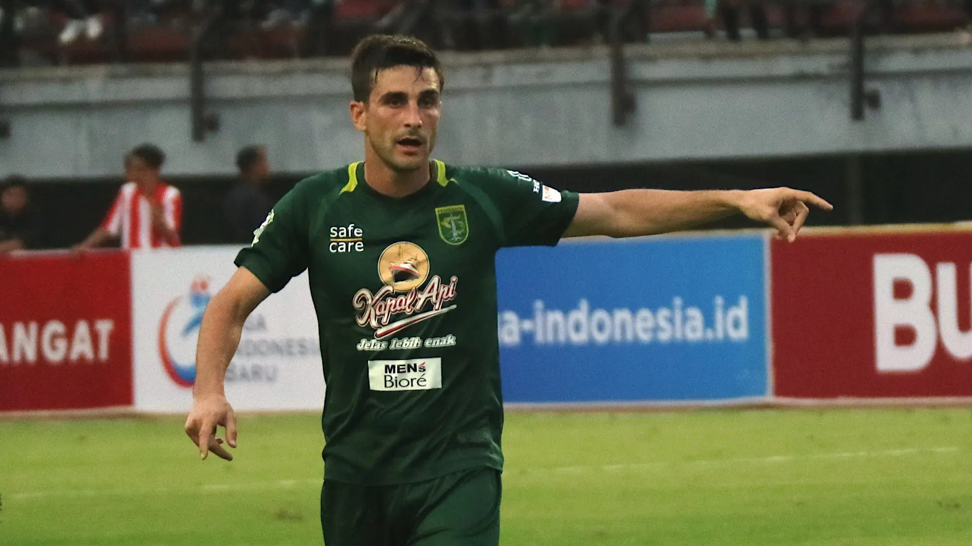 Roberto Pugliara minta maaf setelah diusir wasit karena mendapat kartu kuning kedua saat Persebaya menang 4-1 atas PS Tira pada lanjutan Liga 1 2018, Jumat (13/4/2018). (Bola.com/Aditya Wany)