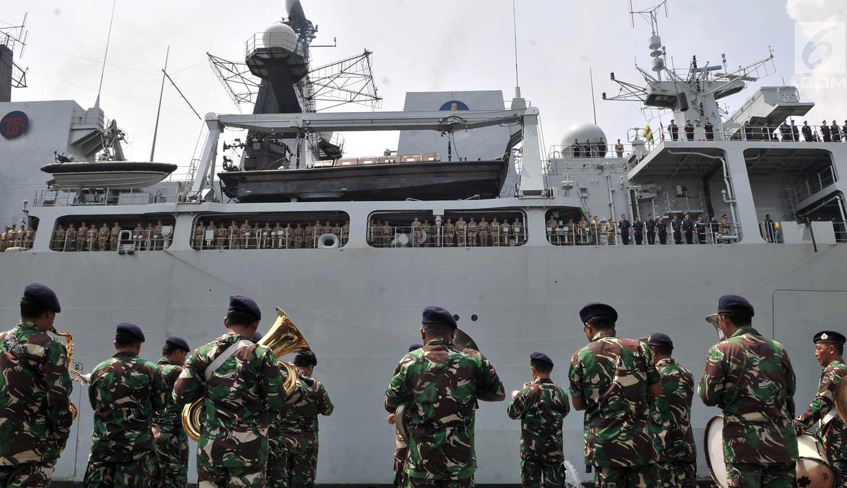 Suasana upacara militer saat menyambut kedatangan kapal perang HMS Albion di Pelabuhan Tanjung Priok, Jakarta, Minggu (22/4). Kapal HMS Albion rencananya akan bersandar selama tiga hari di Jakarta. (Merdeka.com/Iqbal S. Nugroho)