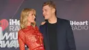 Paris Hilton dan tunangannya Chris Zylka saling bertatapan saat menghadiri iHeartRadio Music Awards 2018 di Inglewood, California, AS (11/3). (AFP Photo/Rachel Murray)