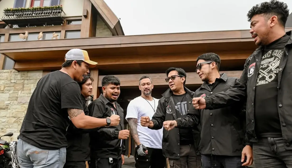 Belum lama ini, geng Bedain juga sudah memulai tur bersama dengan mengendarai motor besar (moge). Potret mereka saat touring menunjukkan kebersamaan yang penuh semangat dan canda tawa. Tak hanya aksi touring, mereka juga memperkenalkan jargon khas yang menggelitik, "Bedain? Gak Beda Beda Amat." (Liputan6.com/IG/@andreastaulany)
