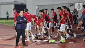 Ketua Umum Persatuan Sepak Bola Seluruh Indonesia (PSSI), Erick Thohir saat memantau sesi latihan timnas Indonesia di Stadion Madya, Senayan, Jakarta, Senin (2/6/2025). (Liputan6.com/Angga Yuniar)