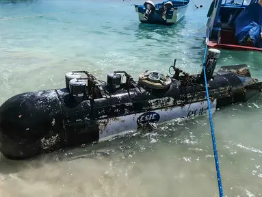 Sebuah foto yang diambil pada 6 April 2026 menunjukkan sebuah objek mirip torpedo dengan panjang 3,7 meter dan lebar 65 sentimeter, yang ditemukan oleh seorang nelayan di dekat Selat Lombok setelah terseret ke pantai di Gili Trawangan, Nusa Tenggara Barat. Sebuah benda mirip torpedo sepanjang kurang lebih 3,7 meter tersebut ditemukan oleh nelayan di perairan Gili Trawangan, Lombok Utara, Nusa Tenggara Barat. (Foto oleh AFP)