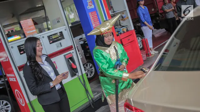 Rayakan Hari Kartini, Petugas SPBU di Kelapa Gading Berbusana Adat