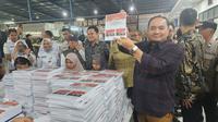 Ketua KPU RI, Mochammad Afifuddin meninjau proses pencetakan surat suara Pilkada di salah satu percetakan di wilayah Jawa Timur. (Liputan6.com/Dicky Agung Prihanto)