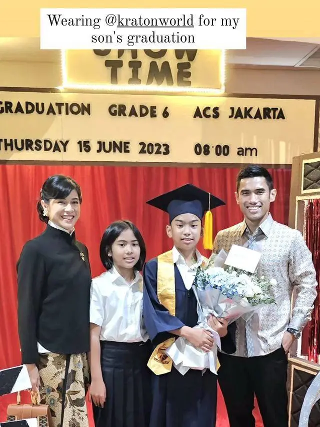 Tampil Menawan, Ini 7 Potret Dian Sastrowardoyo dalam Acara Kelulusan Anak