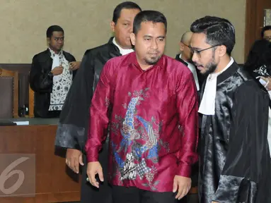 Kakak Saipul Jamil, Samsul Hidayatullah berdiskusi dengan kuasa hukum usai pembacaan vonis di Pengadilan Tipikor Jakarta, Senin (21/11). Majelis Hakim menjatuhkan vonis 2 tahun pidana penjara terhadap Samsul Hidayatullah. (Liputan6.co/Helmi Afandi)